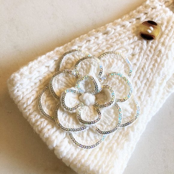 White knit headband / ear warmer, adjustable button closure, flower (hand made) - Picture 3 of 8